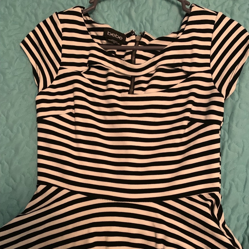 Bebe top with zip up back